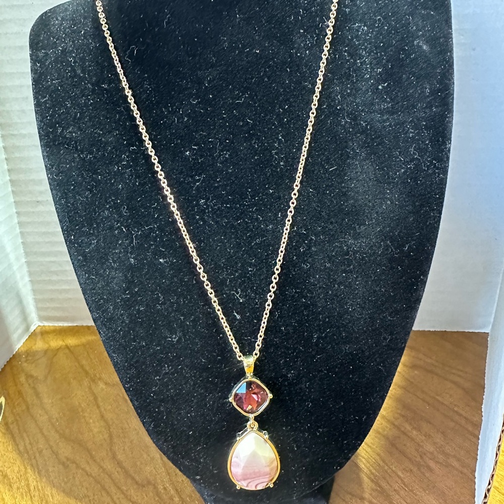 Gold tone gv9 necklace